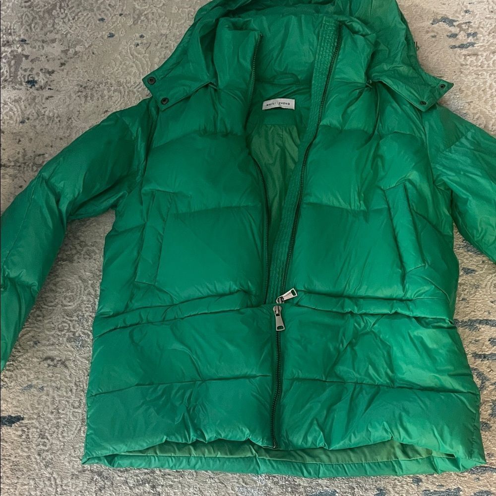 Vibrant detached Green Hooded Puffer Jacket - Picture 2 of 7